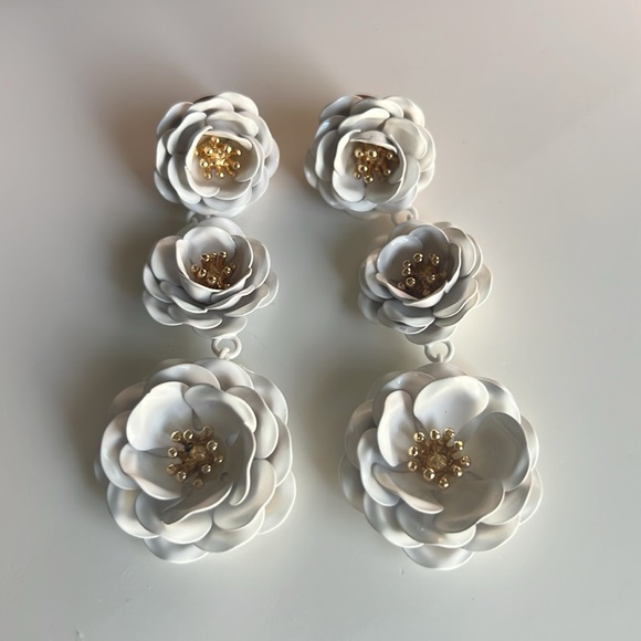 White Flower Dangle Earrings 🪷 - Picture 3 of 4